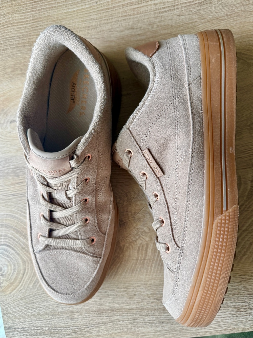 Sketchers Suede Arch Fit Sneaker in Light pink/Taupe - Slip ons